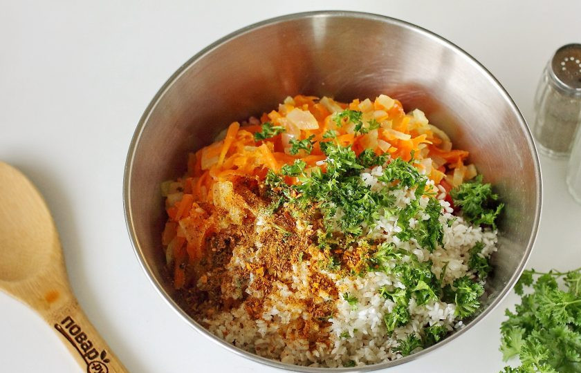 1. Этап. Фаршированные перцы с фаршем и помидорами: Добавьте обжаренный лук с морковью, промытый рис, зелень, соль и любимые специи.