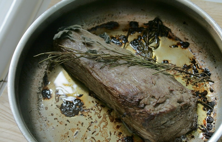 1. Этап. Запеченная говяжья вырезка в духовке: Затем поставьте говяжью вырезку выпекаться в разогретую на 180-200 градусов духовку 25-30 минут.