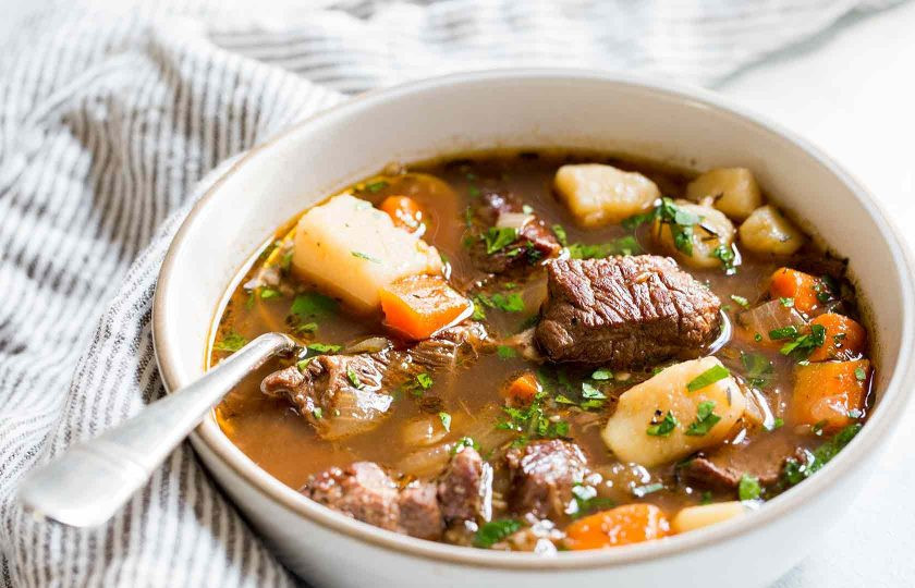 1. Этап. Овощи, тушенные с мясом в говяжьем бульоне: А подается это рагу с небольшим количеством жидкости, которая наливается в тарелку.