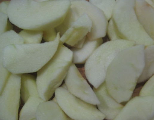 1. Этап. Шарлотка со сметаной: 3. Очистите от кожуры яблоки и нарежьте на небольшие кусочки. Половину готового теста вылейте на противень. Аккуратно разложите по тесту яблоки.