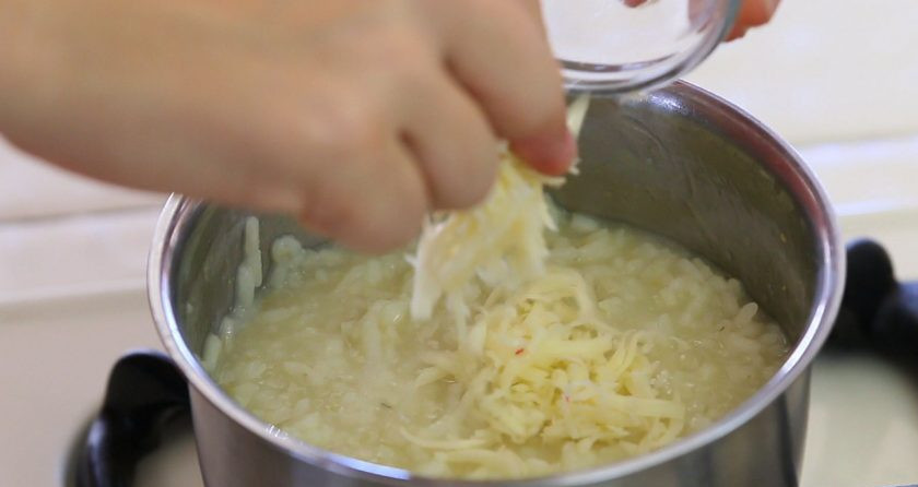 1. Этап. Рис с пармезаном: 4. В конце добавьте натёртый сыр и масло.