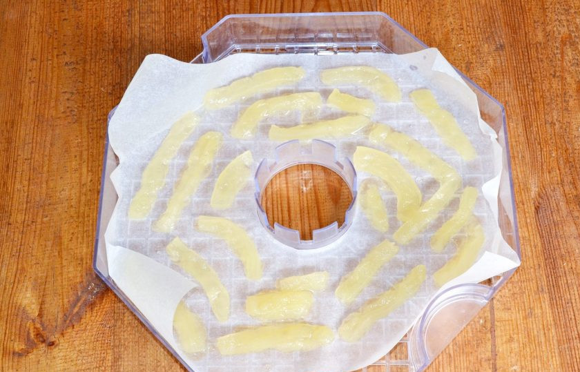 1. Этап. Цукаты из дыни: Проваренную дыню нужно подсушить. Я использую сушилку. Поддон застелите пергаментом и выложите ломтики дыни.