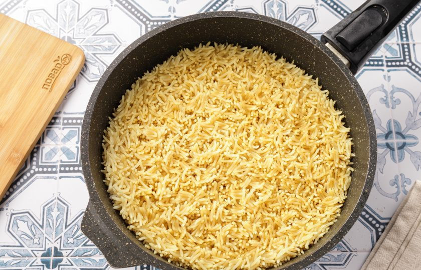 1. Этап. Ароматный рис: Убавьте на самый маленький огонь, закройте крышкой и оставьте на огне 20 минут. Снимите с огня, но крышку не открывайте. Подождите 10 минут.