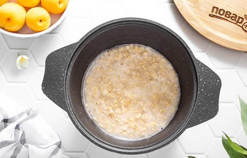 1. Этап. Постная овсяная каша: Убавьте температуру на минимальную, накройте крышкой и варите по инструкции. У меня овсяные хлопья длительного приготовления, которые нужно варить 10-12 минут.
