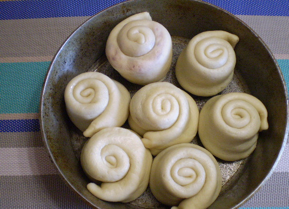 1. Этап. Булочки с вареньем: 12. Выставляем булочки на расстоянии в смазанную форму с высокими бортами. Смазываем верх взбитым желтком. Ставим в тепло подходить на 25 минут.