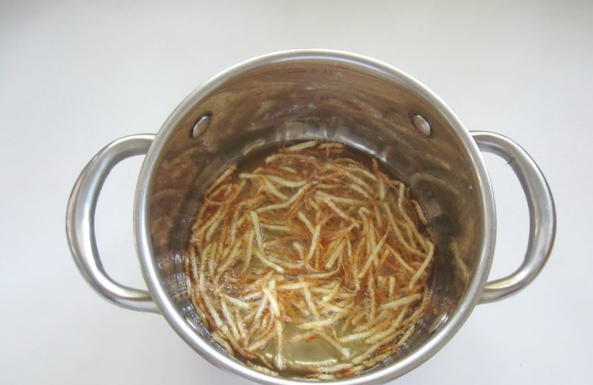 1. Этап. Салат с картофелем пай: В кастрюлю с толстым дном налейте рафинированное подсолнечное масло, накалите его и выложите порцию картофеля. Жарить нужно в несколько приемов, на одну порцию уходит 8-9 минут.