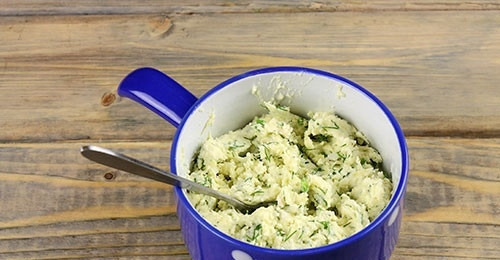 1. Этап. Салат Гнездо глухаря с огурцом: 10. Соедините все, перемешайте и добавьте чуточку майонеза, чтобы масса была более однородной и хорошо лепилась.