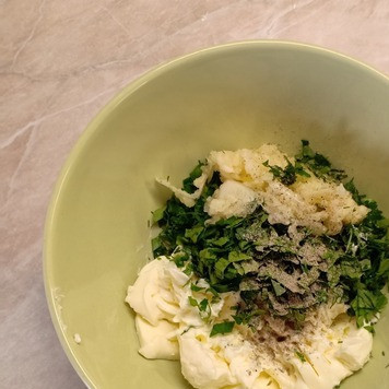 1. Этап. Курица, запеченная по-особому: В размягченное сливочное масло добавить нарезанную зелень, измельченный чеснок, соль и перец.