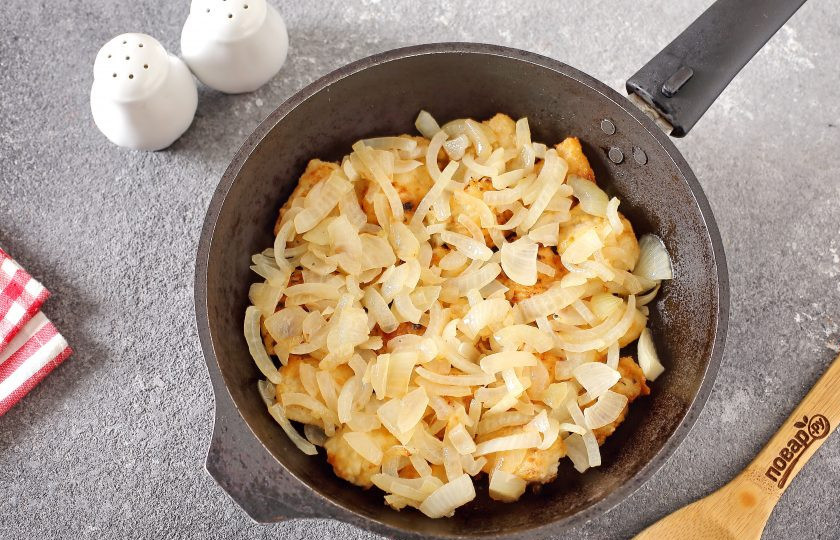 1. Этап. Минтай с фасолью в томатном соусе: В отдельной сковороде обжарьте до мягкости нарезанный полукольцами репчатый лук и выложите его на готовое филе минтая.