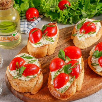 Брускетта с творожным сыром и томатами