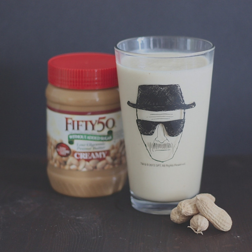 1. Этап. Коктейль Сникерс: Молоко достаньте из холодильника, оно не должно быть холодным.