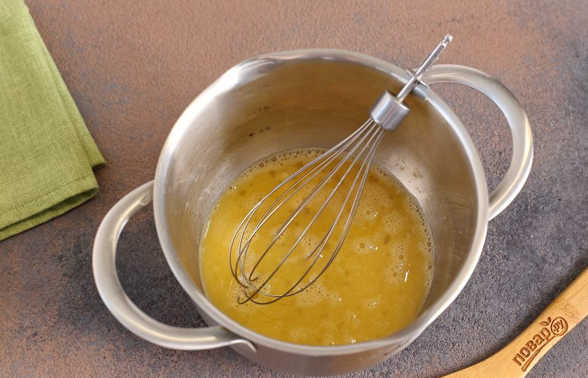 1. Этап. Капустный пирог, который тает во рту: Тем временем приготовьте тесто. Взбейте яйца с 1/2 ч.л. соли.