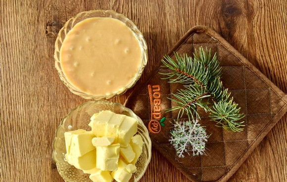 1. Этап. Тортик Косточка: Для крема нам понадобятся сливочное масло комнатной температуры и сгущенное молоко. Масло взбейте миксером до кремообразной массы, добавьте сгущенку, взбейте.