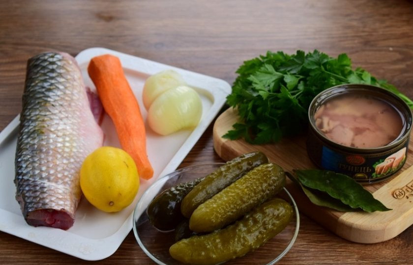 1. Этап. Солянка с тунцом Вкусняха: Подготовьте необходимые продукты. Лук и морковь вымойте и очистите. Выпотрошенную тушку рыбы промойте под прохладной водой.