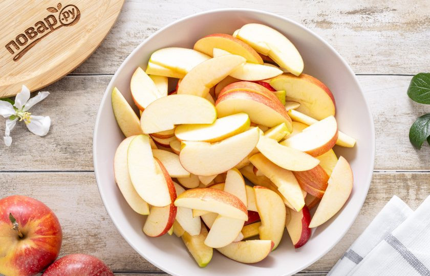 1. Этап. Домашняя пастила: Яблоки помойте, вырежьте сердцевину и нарежьте на ломтики. По желанию яблоки можно очистить от кожуры, тогда пастила получится более светлой.