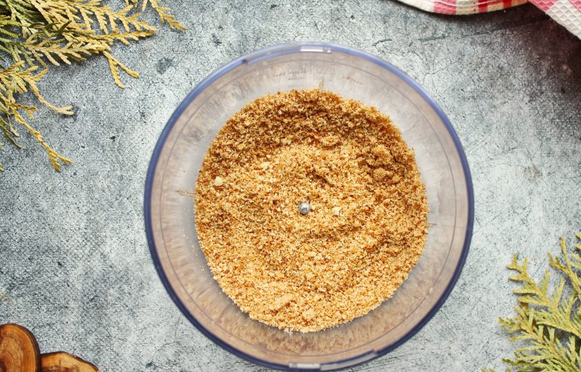 1. Этап. Торт с песочными коржами и безе: Срезки измельчите в мелкую крошку.