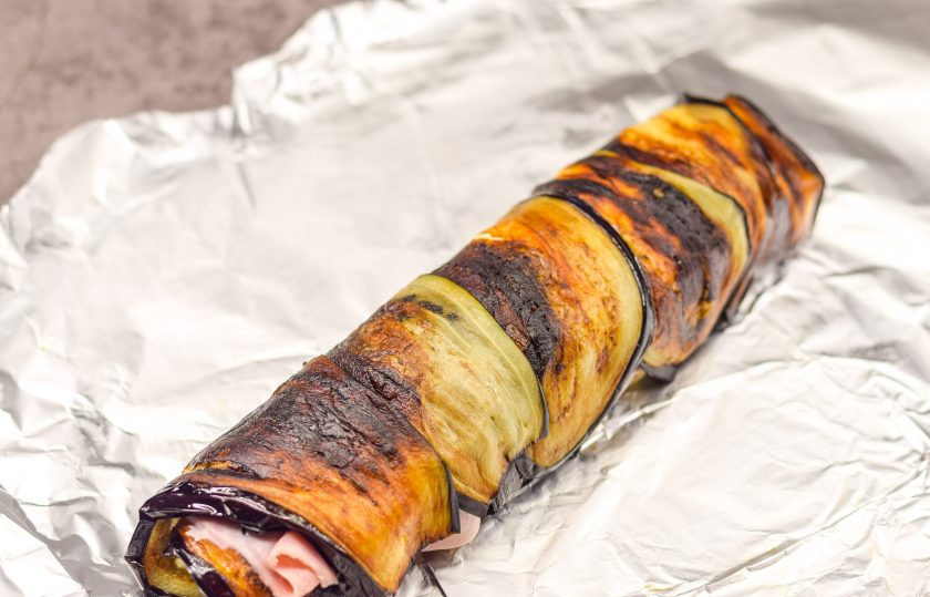 1. Этап. Рулет из баклажан, яиц и ветчины: Сверните все аккуратно рулетом, чтобы начинка была внутри. Вот и все, уберите рулет в холод на 2-3 часа. После можете подавать к столу.