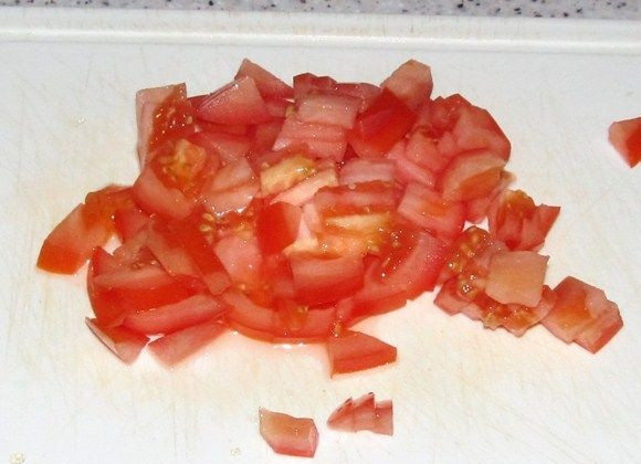 1. Этап. Начинка для лаваша с корейской морковкой: 3. Следом нарежьте помидорку.