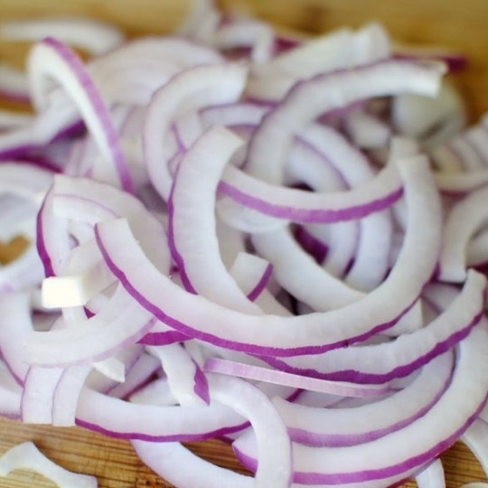 1. Этап. Салат из огурцов в сметанном соусе: Тонко нарезаем красную луковицу.