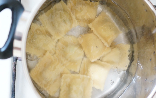 1. Этап. Равиоли с тыквой: Отварите равиоли 5 минут в кипятке.