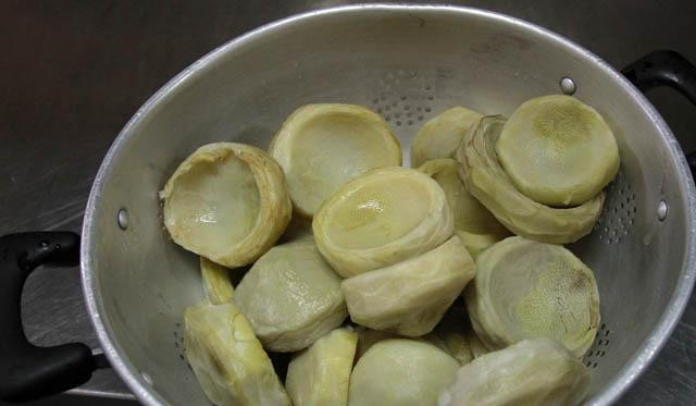 1. Этап. Баранина с артишоками: Сперва очищаем артишоки. Они должны стать такими, как на фото.