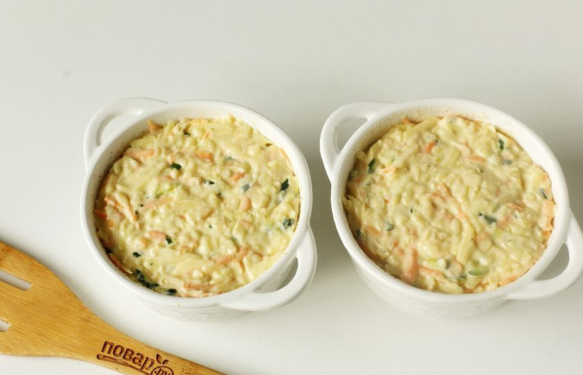 1. Этап. Овощная запеканка для детей: Форму для запекания смажьте маслом, дно и бока присыпьте манкой и сухарями. Выложите овощную смесь и разровняйте лопаткой. Накройте форму фольгой и запекайте в духовке при температуре 180 градусов около 30-40 минут. За несколько минут до готовности можно фольгу снять, чтобы подрумянить верх.