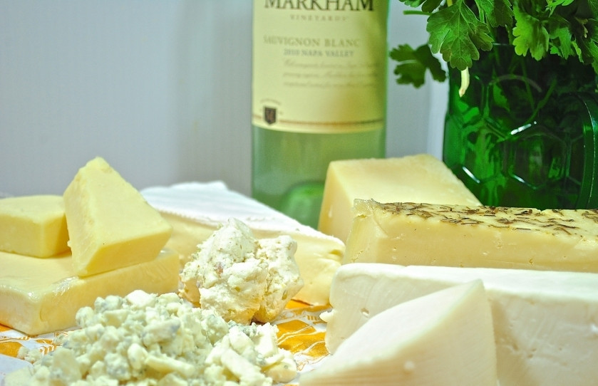 1. Этап. Сырный дип: Приготовьте сыр. Натрите его или нарубите мелко.