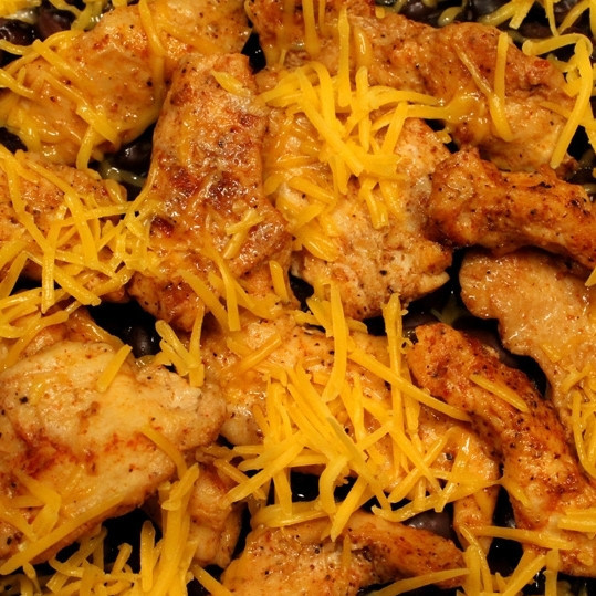 1. Этап. Куриное филе с фасолью: Посыпаем блюдо сверху тертым сыром.