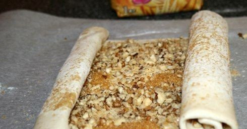 1. Этап. Печенье из слоеного теста: Отмечаем середину нашего пласта и заворачиваем тесто. Сначала с одного края, затем с другого на встречу друг другу.