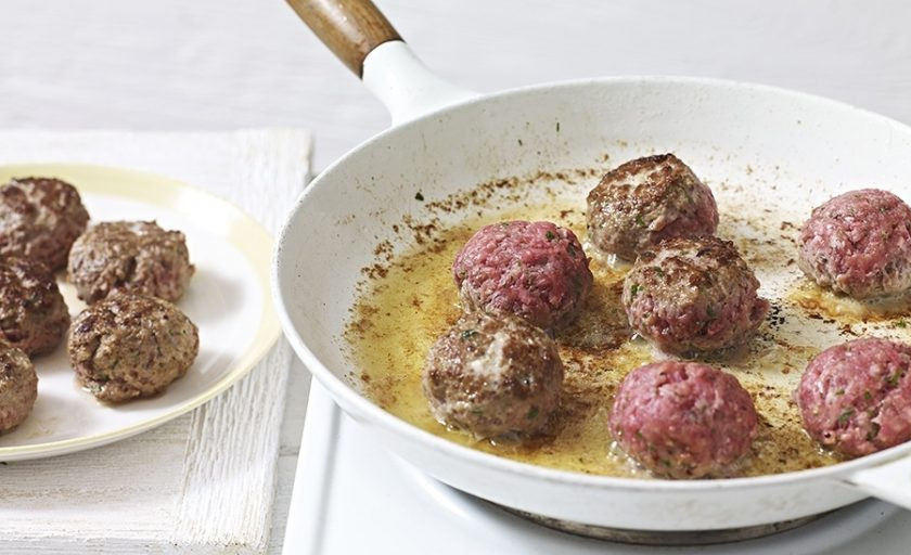 1. Этап. Митболы с плавленным сыром: 3. Разогрейте оливковое масло на сковороде и обжарьте митболы до полной готовности.