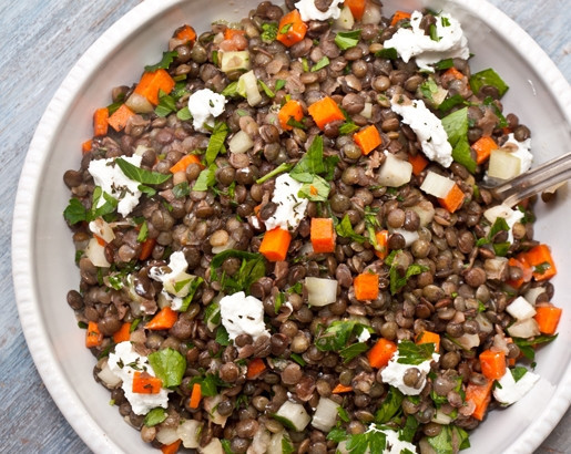 1. Этап. Салат из чечевицы с козьим сыром: 5. Всё перемешайте. В конце добавьте сыр кусочками. Приятного аппетита!