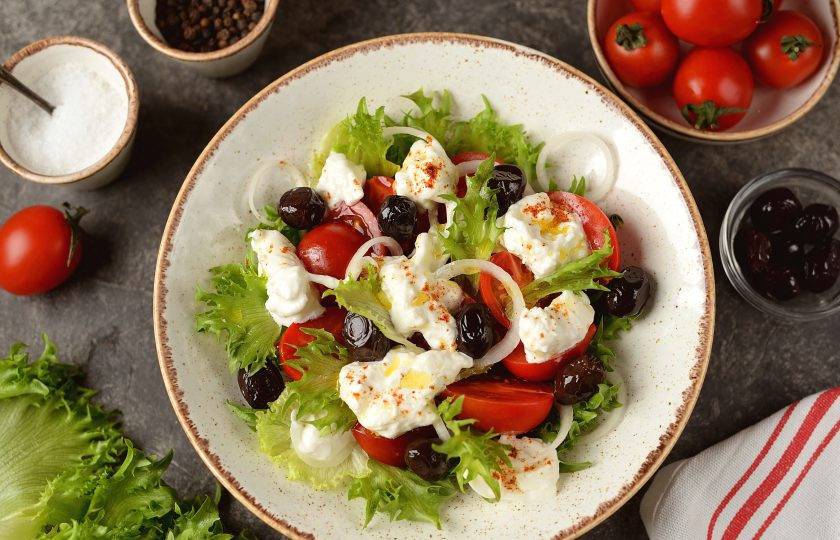 1. Этап. Страчателла с помидорами: Вкуснейший салат с помидорами и страчателлой подавайте к столу сразу же после приготовления. Приятного аппетита!