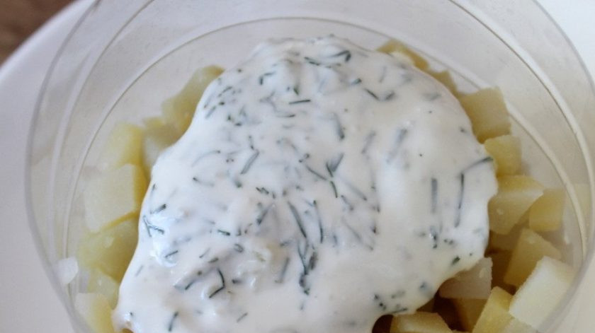 1. Этап. Слоеный салат с солеными огурцами: Картофель отварите до готовности. Нарежьте его и выложите следующим слоем. Смажьте соусом.