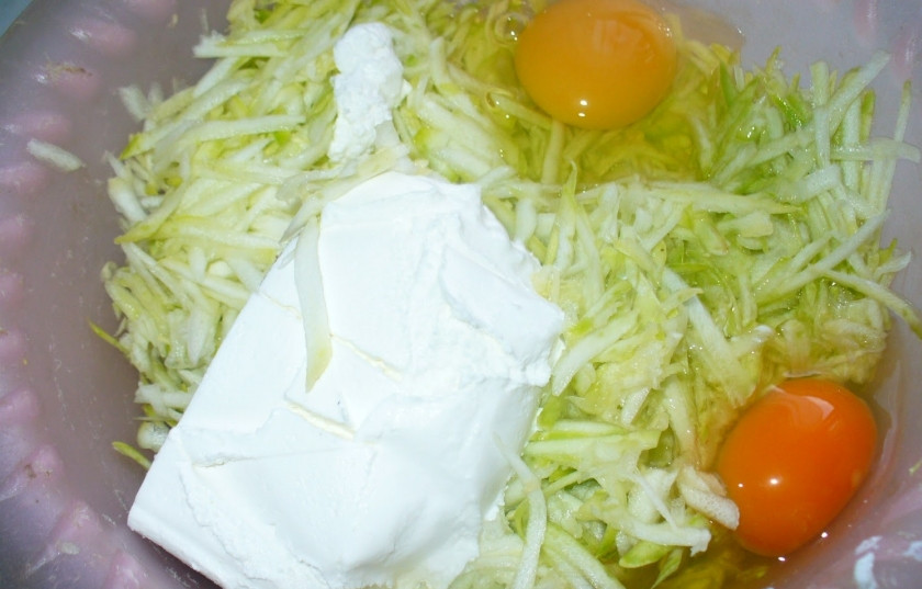 1. Этап. Кабачковые оладьи с творогом: 1. С рецептом таких оладушек меня познакомила одна знакомая. Оказывается в некоторых наших деревнях кабачковые оладьи с творогом — традиционное блюдо на обеденный и даже праздничный стол. Готовятся они очень просто: кабачок очищается от кожицы и натирается на среднюю терку. Добавляются яйца, соль по вкусу, мелко нарубленный или выдавленный чеснок и мука. Можно добавить нарубленной зелени (вкуснее всего — укроп).