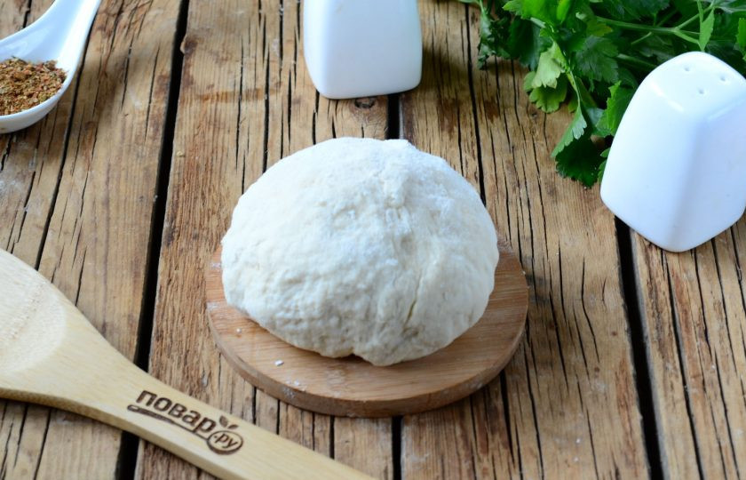 1. Этап. Качори: Замесите мягкое податливое тесто. Оставьте его ненадолго и займитесь начинкой.