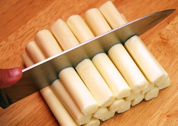 1. Этап. Жаренные сырные палочки Моцареллы: 1. Палочки разрежьте пополам, если они длинные.