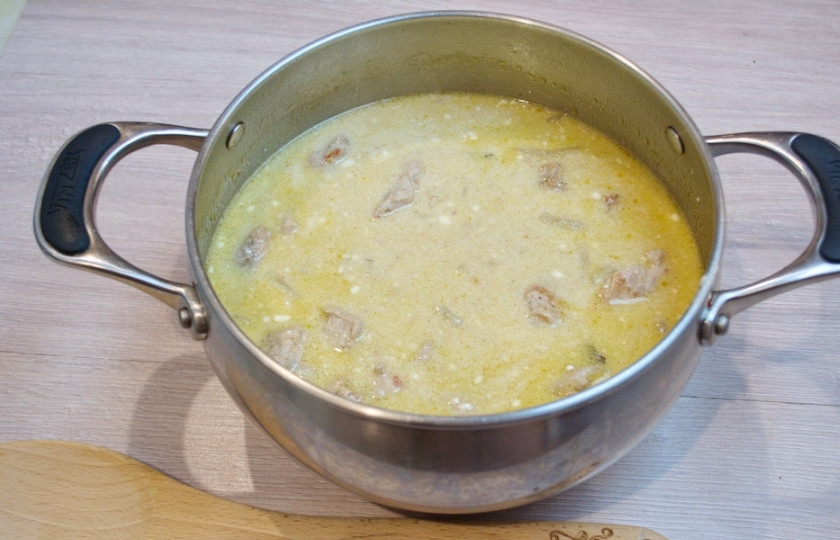 1. Этап. Свинина кусочками в соусе: Полученную массу влейте в кастрюлю к мясу. Мясо тушится уже около 30 минут. Тушите мясо в сливочном соусе до готовности. Общее время приготовления (тушения мяса) около 1 часа.