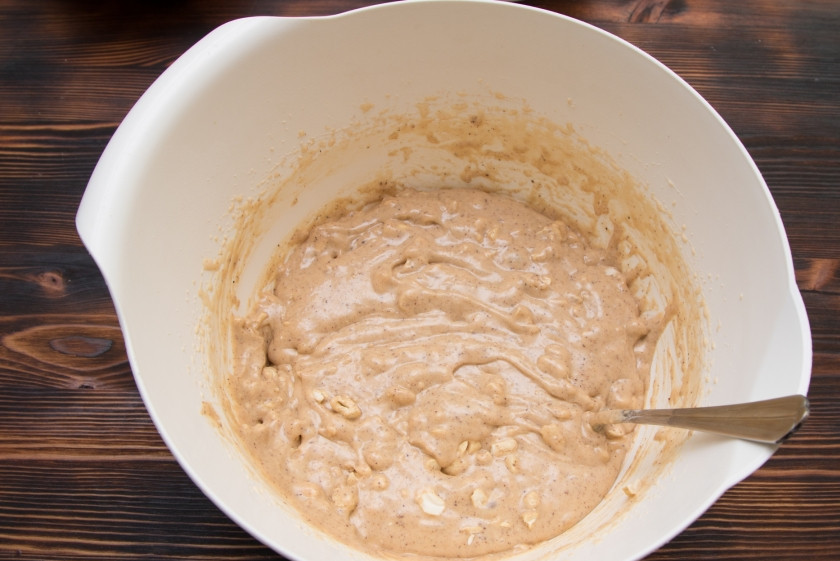 1. Этап. Морковный торт классический: Добавим в тесто орехи и хорошо перемешаем.