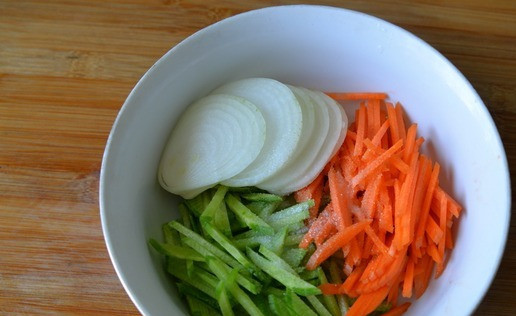 1. Этап. Завертон с индейкой и маринованными овощами: Добавляем соль, сахар, уксус, перемешиваем немного приминая.