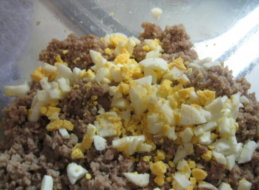 1. Этап. Мясная начинка для блинчиков: 3. Сваренные вкрутую яйца остудить, очистить и нарезать небольшими кубиками. Соединить с фаршем и хорошо перемешать. Луковицу очистить и нарезать мелко. Отправить на сковороду с разогретым маслом и обжарить до золотистого цвета. Добавить к луку вымытые и порезанные небольшими кусочками грибы. Обжарить их до готовности.