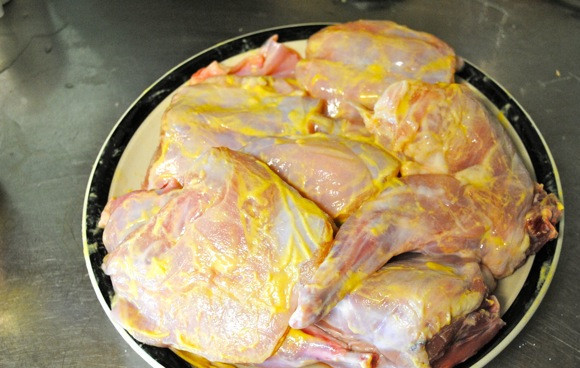 1. Этап. Кролик в горчичном соусе: Для начала нарезаем тушку на порционные куски, промываем их и высушиваем при помощи бумажного полотенца, затем обмазываем со всех сторон горчицей.