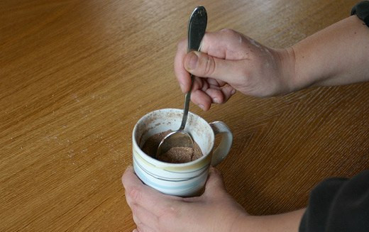 1. Этап. Шоколадный кекс за 5 минут: В кружку добавьте масло и молоко. Перемешайте.