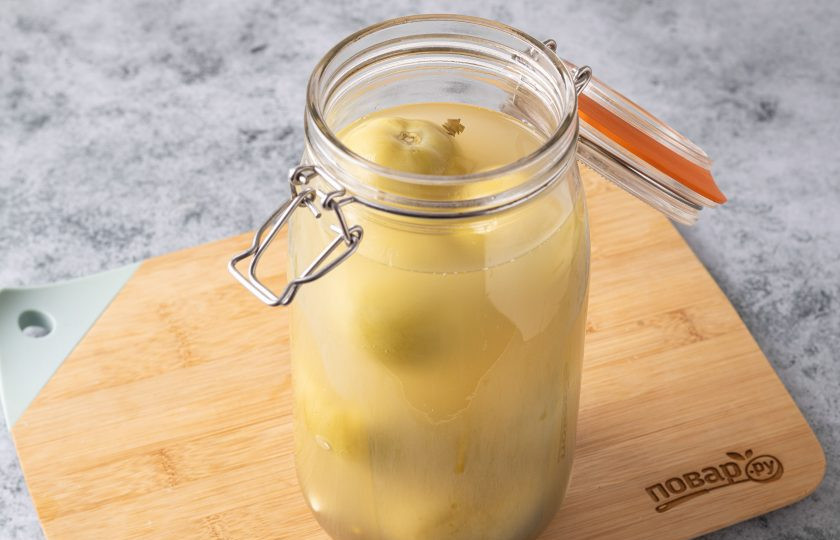 1. Этап. Соленые зеленые помидоры: Выложите помидоры с зеленью обратно в чистую банку, влейте холодный кипяченый рассол. Банку закройте и уберите в холодное место на хранение. Полностью готовы помидоры будут спустя 3 недели.