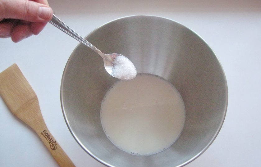 1. Этап. Дрожжевое тесто в планетарном миксере: Добавьте соль.