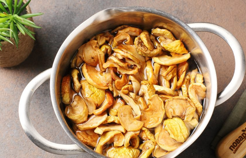 1. Этап. Компот из сушёных яблок для грудничка: Налейте в кастрюльку воду и доведите до кипения. Добавьте промытые дольки яблок. Варите на небольшом огне 10-15 минут.