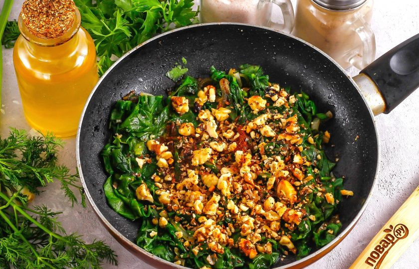 1. Этап. Испанахи: Всыпьте в емкость молотый кориандр, если не используете свежую кинзу. Добавьте молотую сладкую паприку, измельченные ядра грецких орехов, измельченный очищенный чеснок. Если любите острые вкусы, то всыпьте щепотку жгучего красного перца.