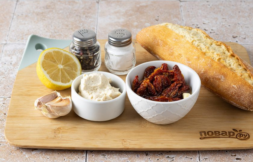 1. Этап. Брускетта с вялеными помидорами: Подготовьте все ингредиенты.