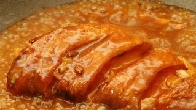 1. Этап. Рыба по-китайски: Обжарить имбирь с чесноком в течение 1-2 минут. Добавить перечную пасту, соевый соус, разведенный в воде крахмал. Выкладываем в соус рыбу и готовим еще 1-2 минуты.