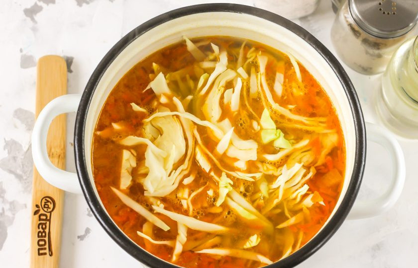 1. Этап. Борщ по ГОСТу: Нарежьте капусту широкими лентами и добавьте в кастрюлю, отварите первое 5 минут.