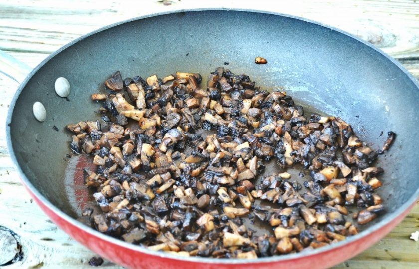 1. Этап. Лепешки с грибами и картошкой: 6. В сковороде разогрейте растительное масло, выложите грибы и обжарьте их до испарения жидкости.